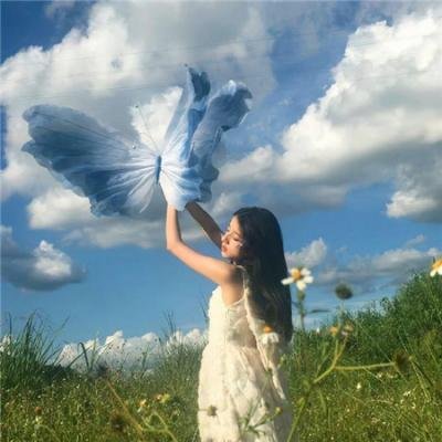 草丛中的人